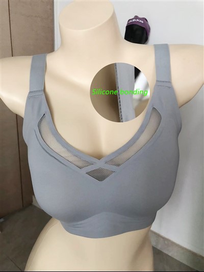 Aplicación de silicona líquida en ropa interior